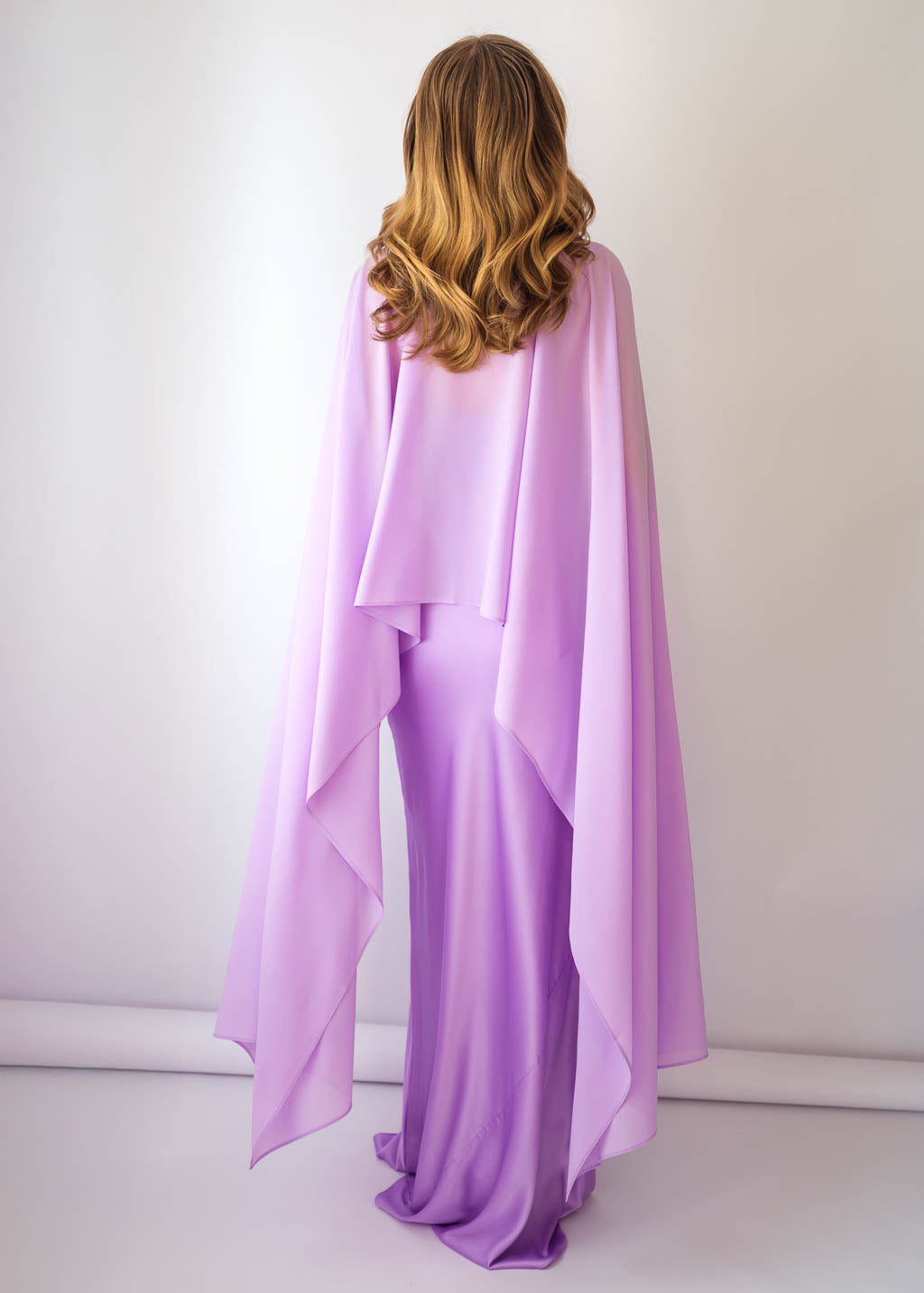 Шовкова довга сукня з шифоновим кейпом в кольорі Lilac