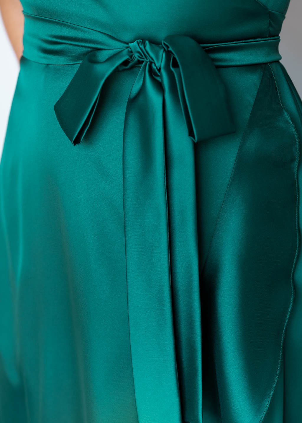Романтична довга шовкова сукня на затин в кольорі Dark Green