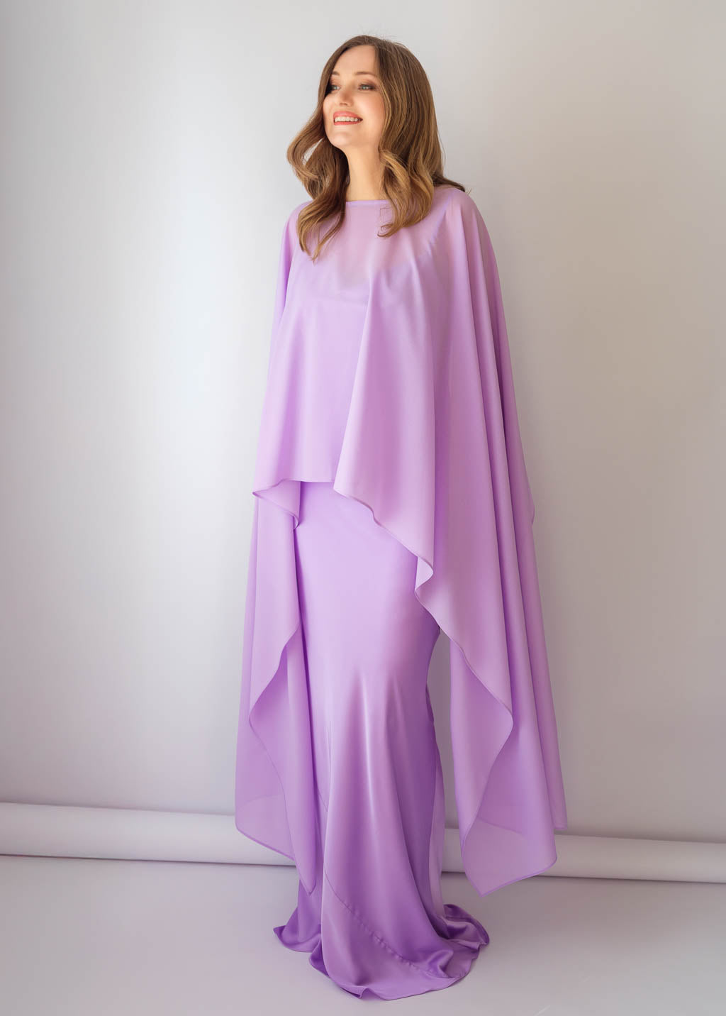 Шовкова довга сукня з шифоновим кейпом в кольорі Lilac