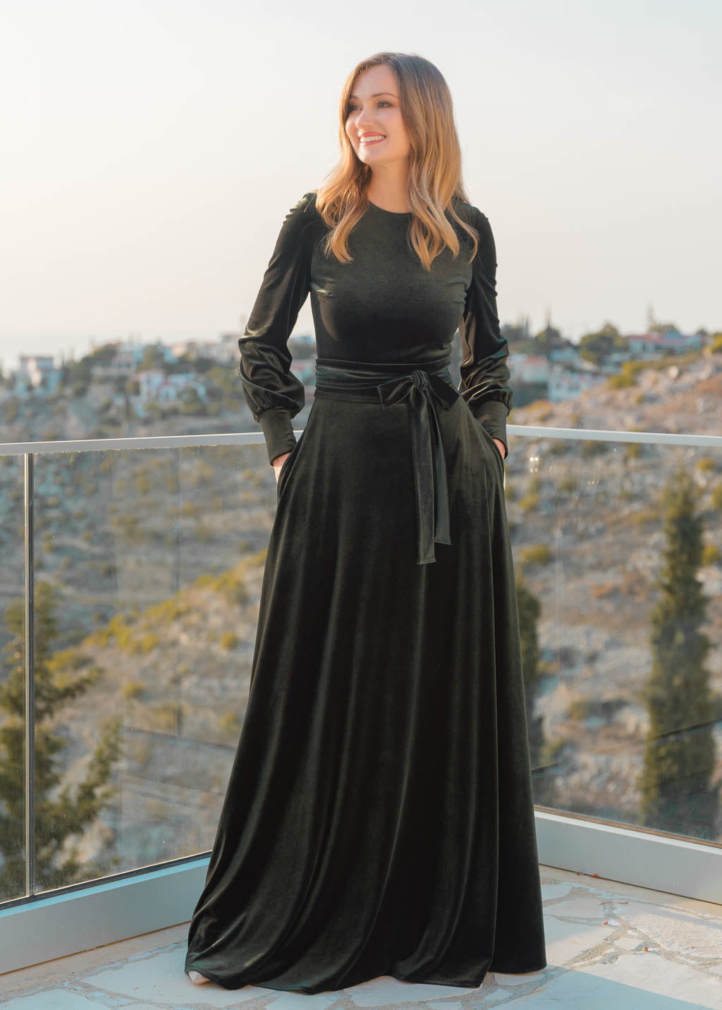 Довга оксамитова сукня з поясом та кишенями