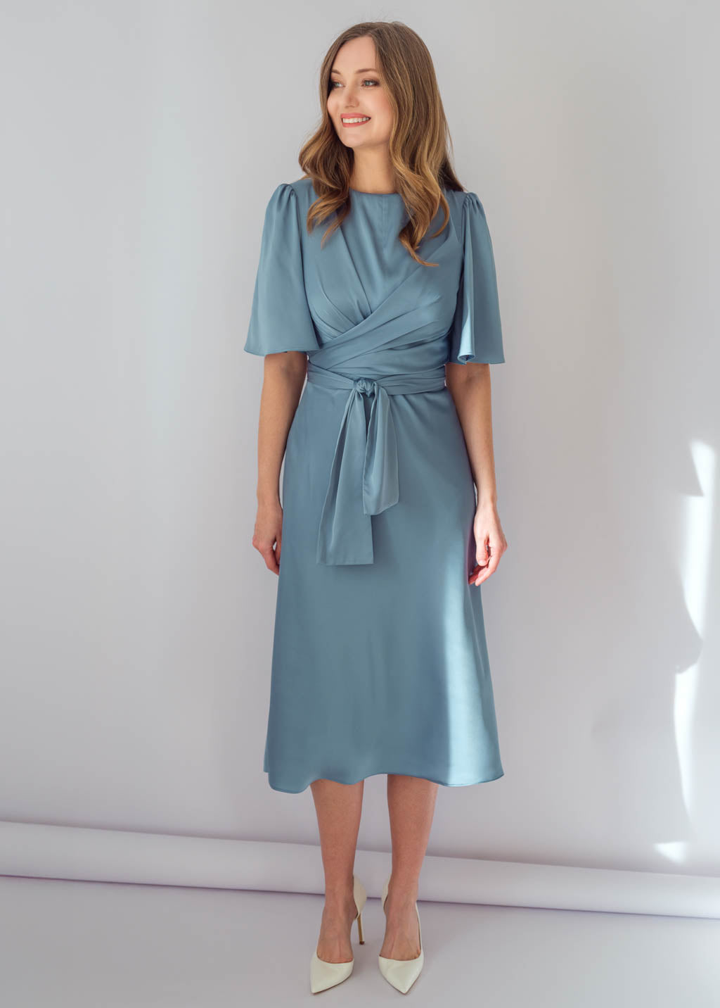 Шовкова витончена сукня з поясом в кольоі Dusty Blue