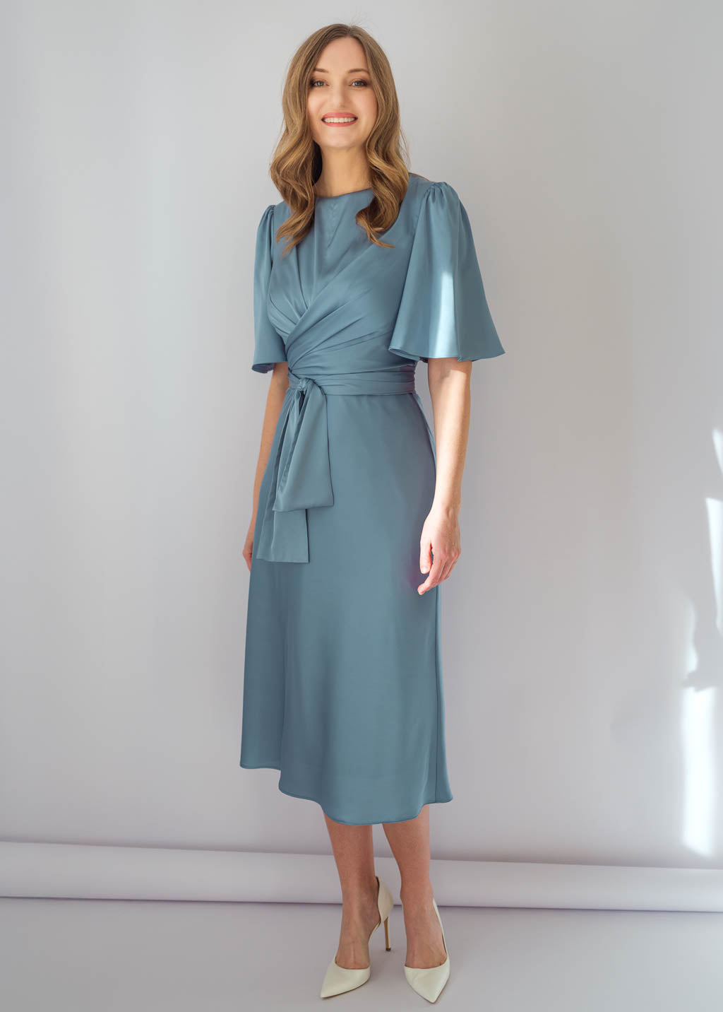 Шовкова витончена сукня з поясом в кольоі Dusty Blue