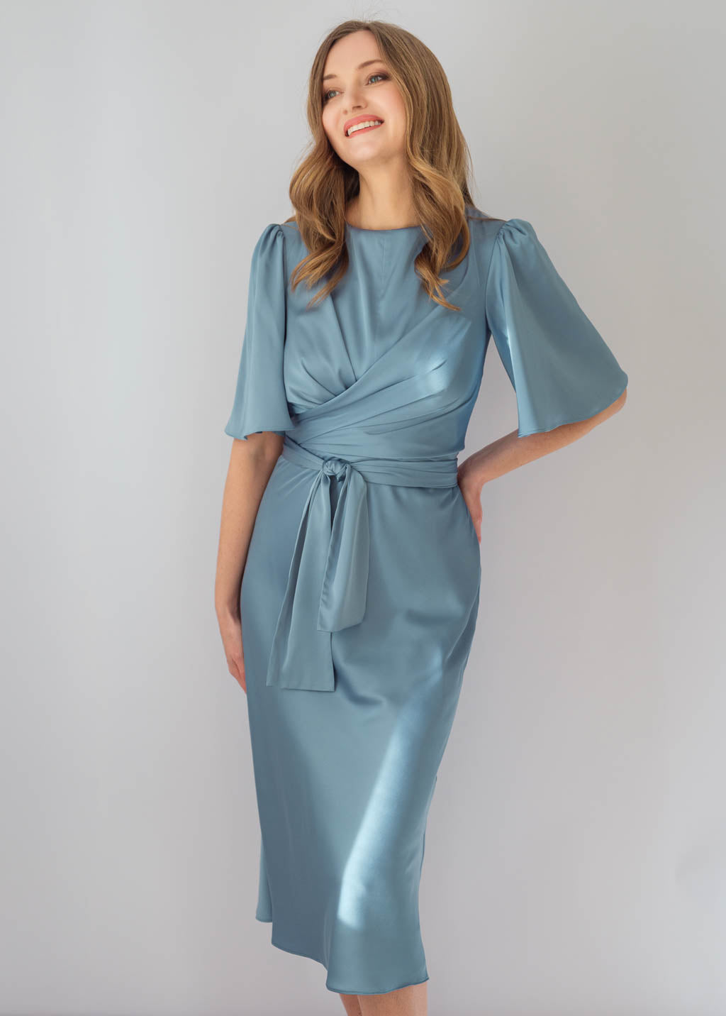 Шовкова витончена сукня з поясом в кольоі Dusty Blue
