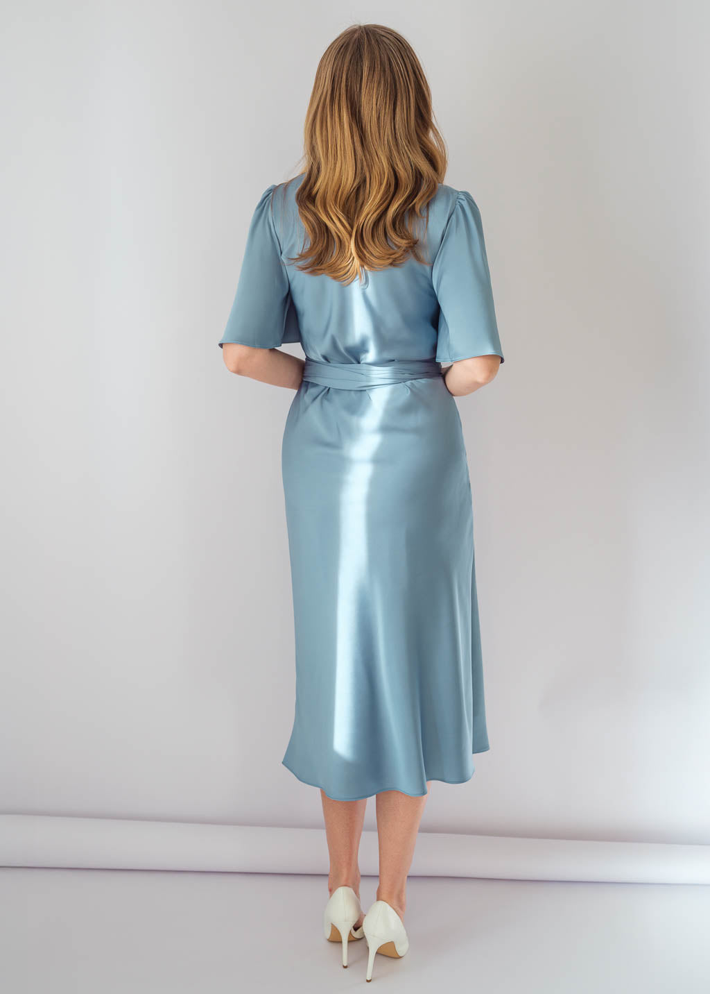 Шовкова витончена сукня з поясом в кольоі Dusty Blue
