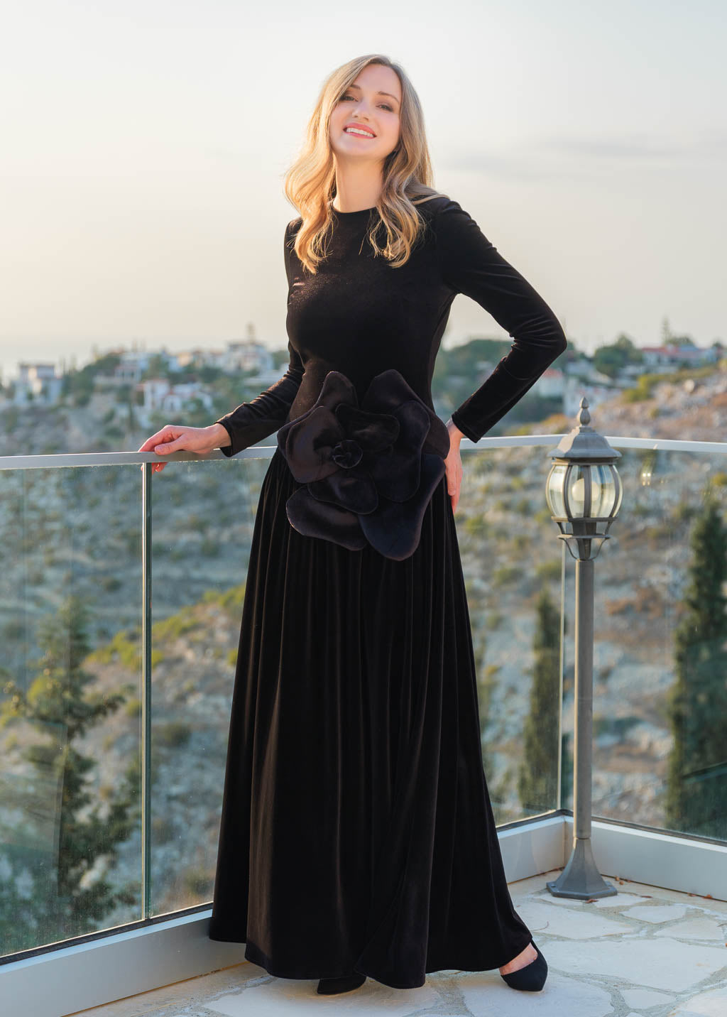 Довга оксамитова сукня зі стильною низькою талією та квіткою