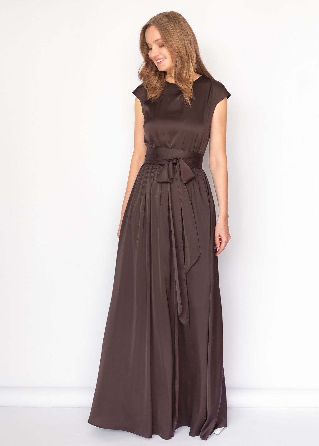 Шовкова довга сукня з поясом в кольорі Chocolate Brown