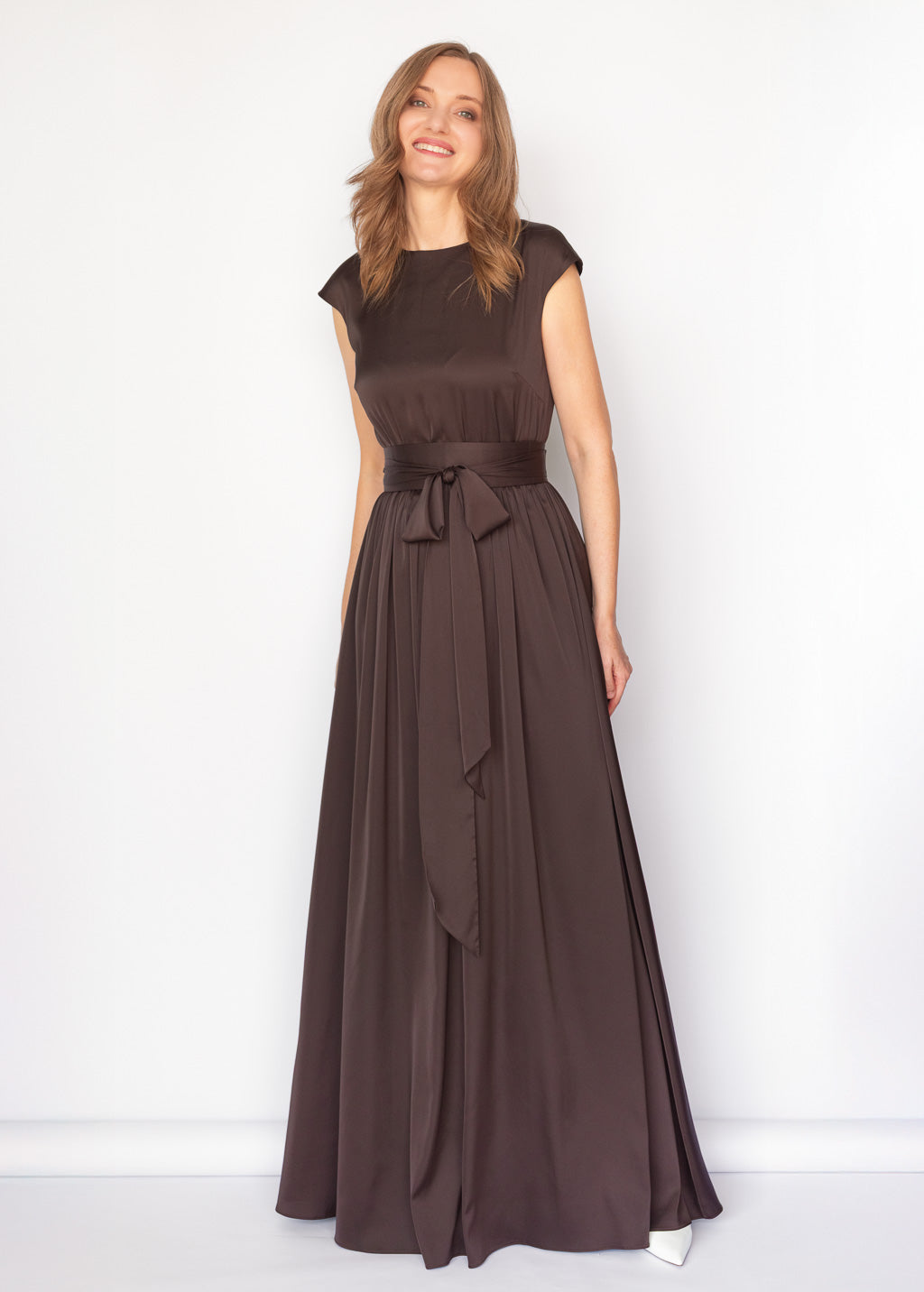 Шовкова довга сукня з поясом в кольорі Chocolate Brown