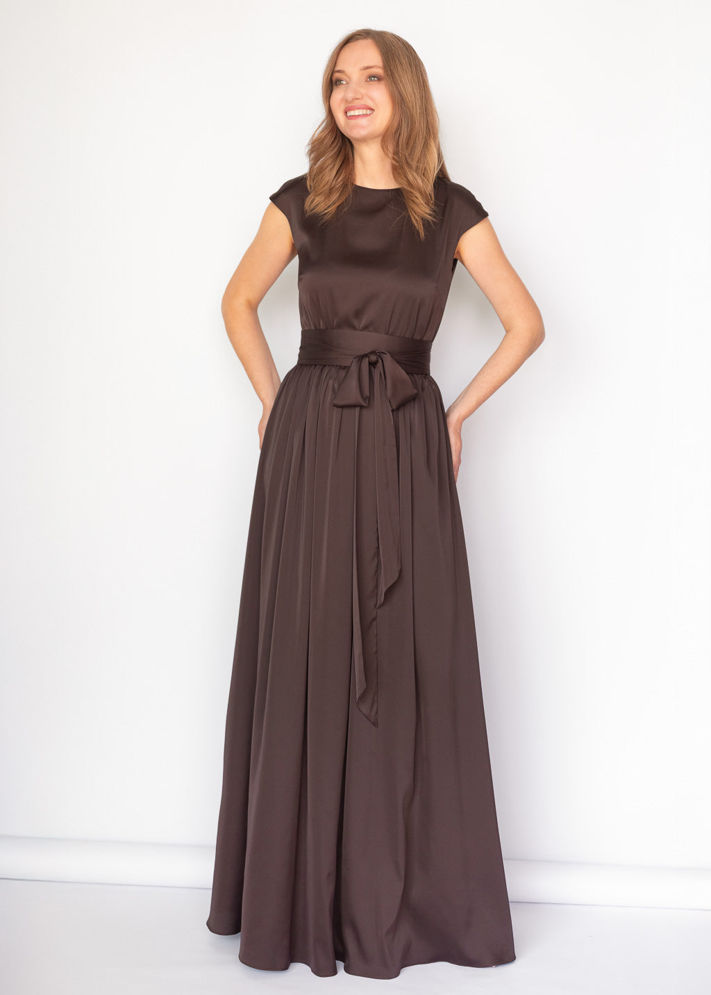 Шовкова довга сукня з поясом в кольорі Chocolate Brown