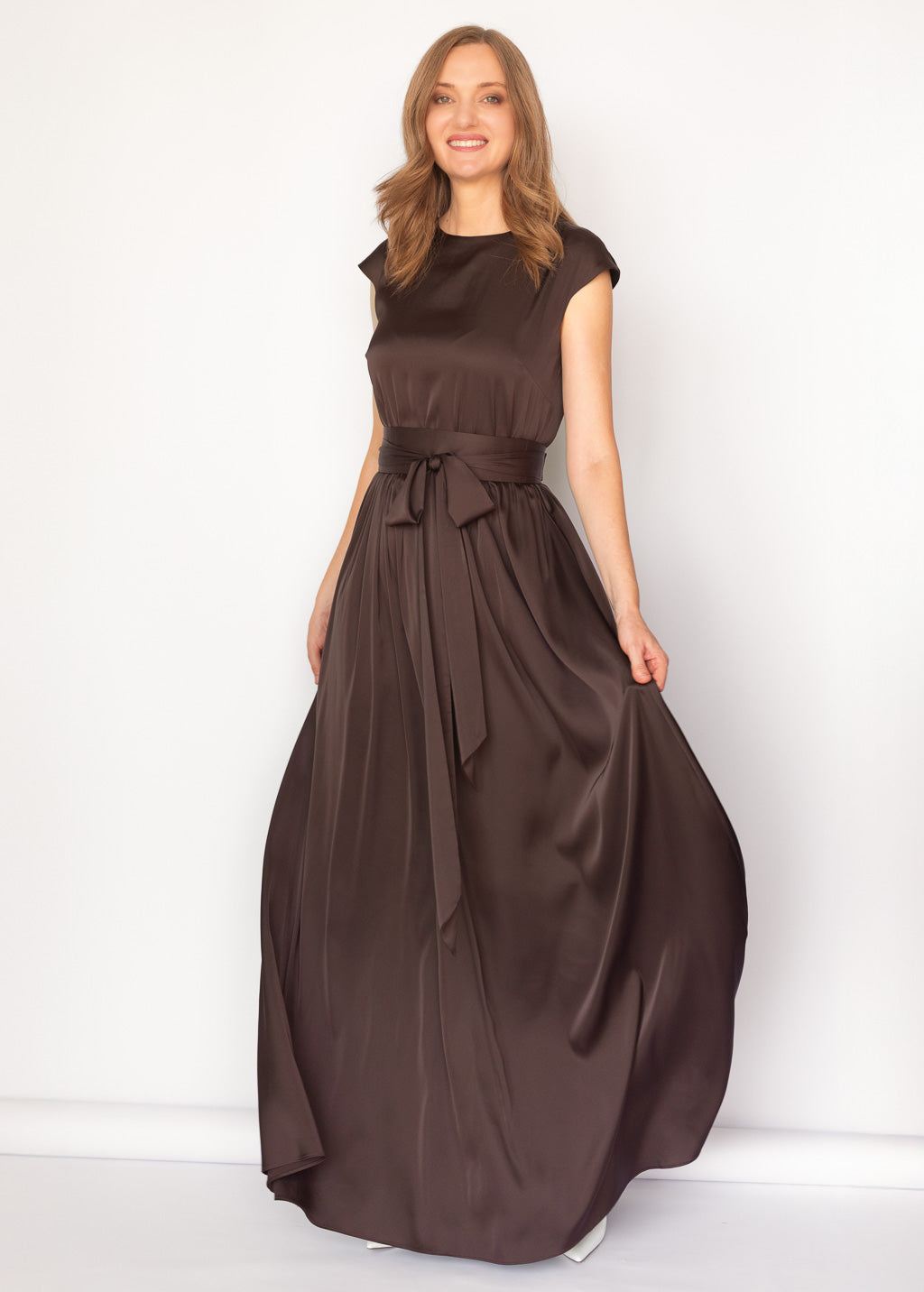 Шовкова довга сукня з поясом в кольорі Chocolate Brown