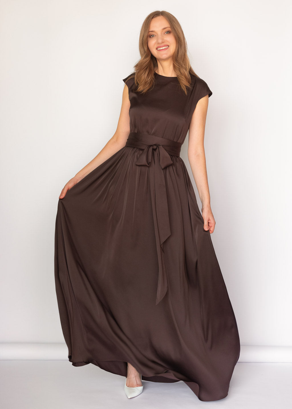 Шовкова довга сукня з поясом в кольорі Chocolate Brown