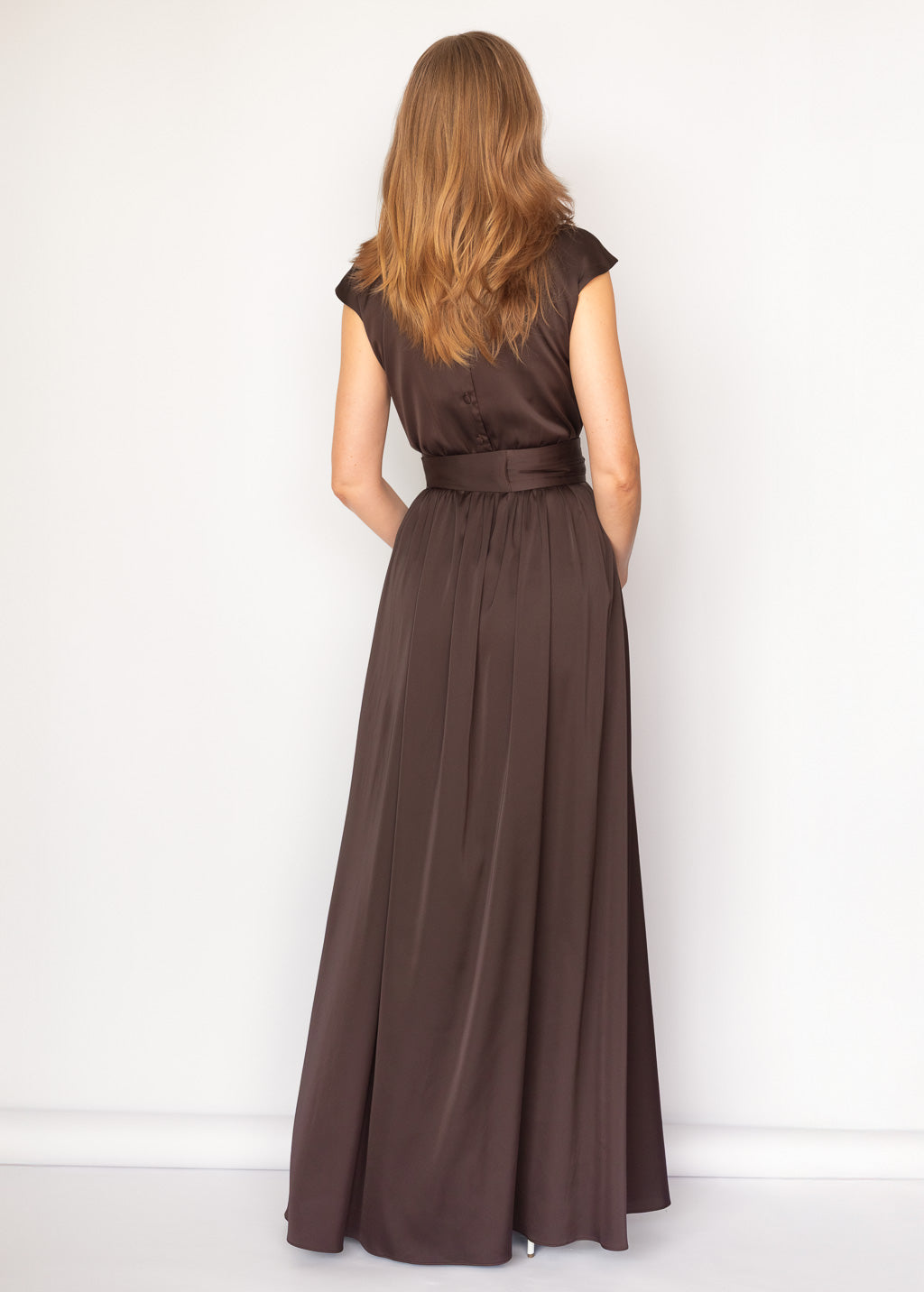 Шовкова довга сукня з поясом в кольорі Chocolate Brown