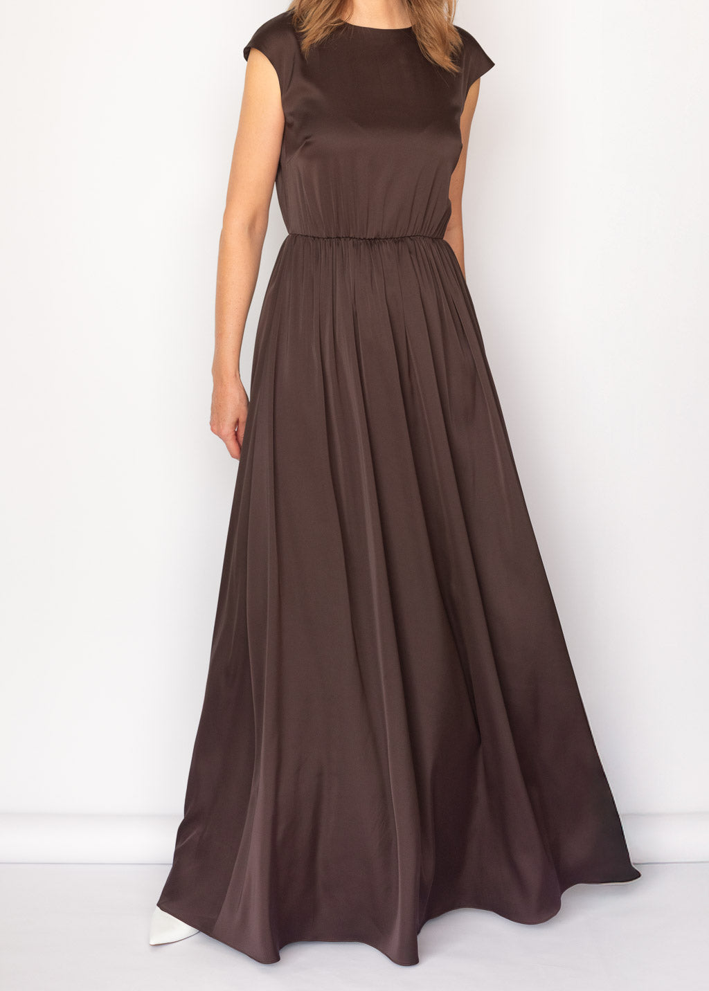 Шовкова довга сукня з кейпом в кольорі Chocolate Brown