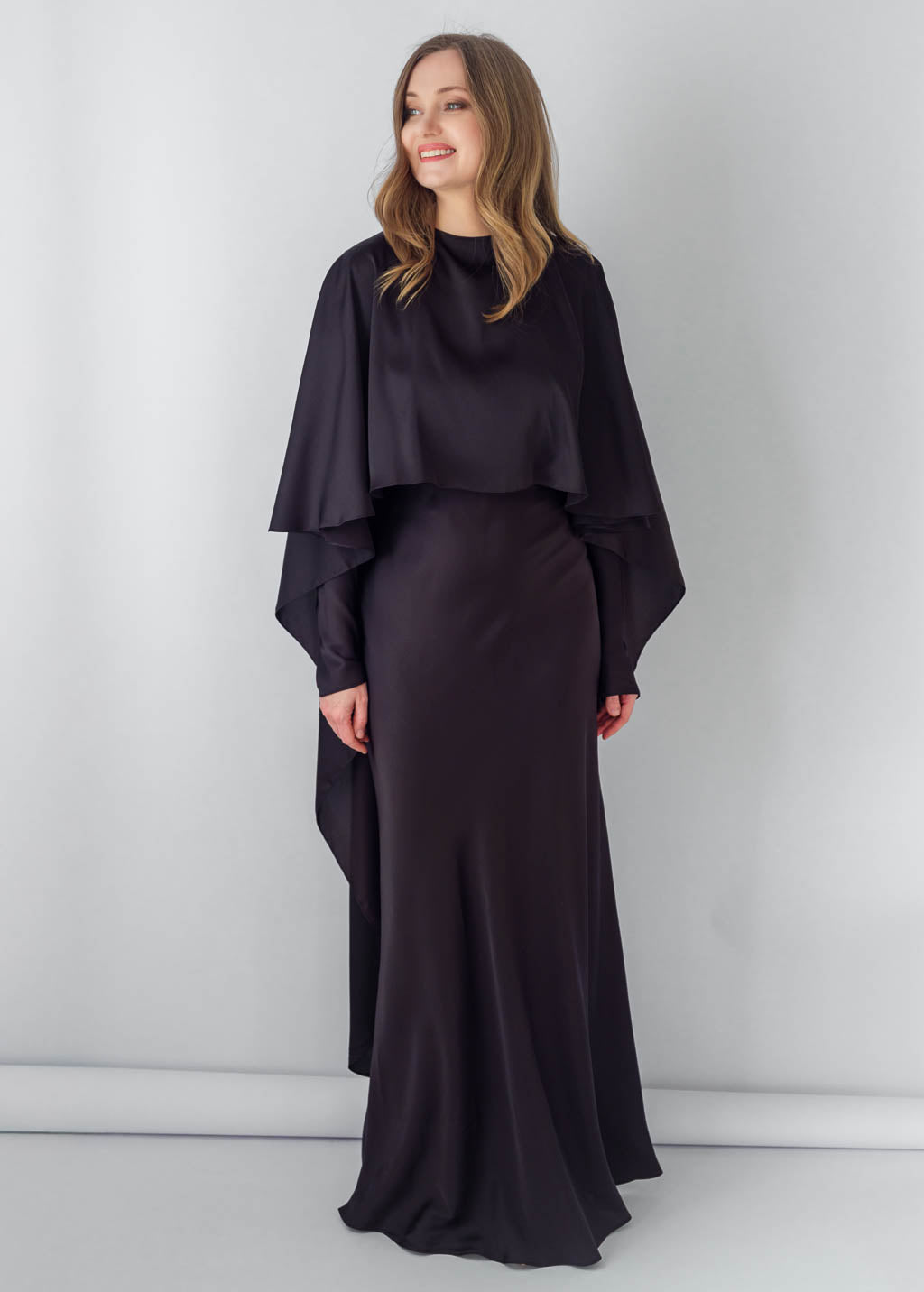 Шовкова сукня з кейпом в кольорі Black