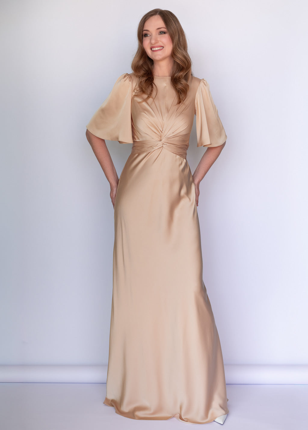 Шовкова довга сукня з поясом в кольорі Champagne Gold