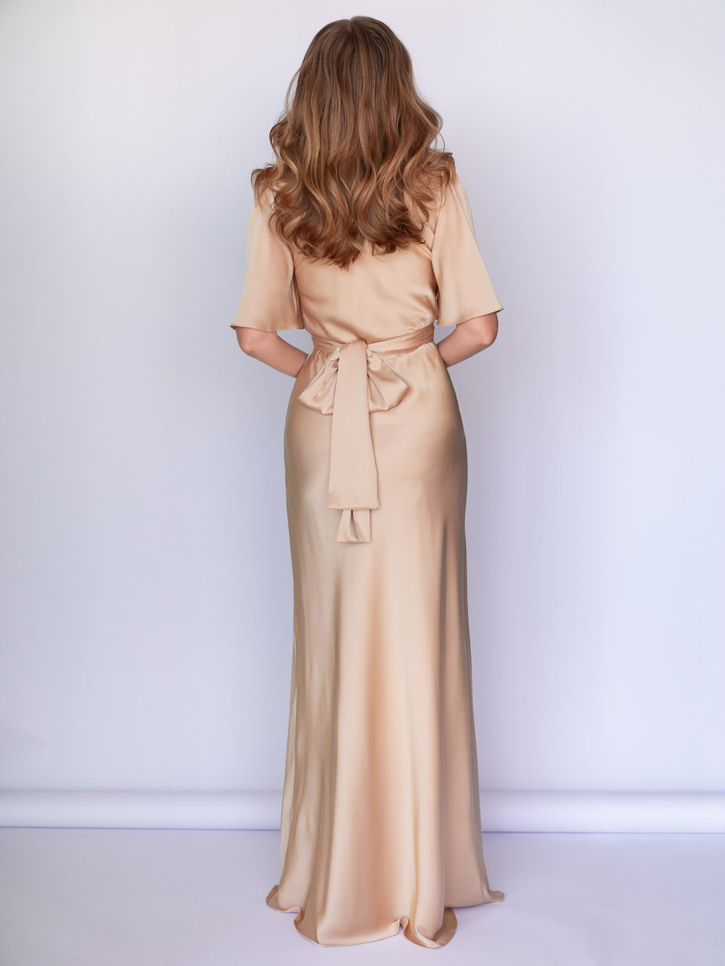 Шовкова довга сукня з поясом в кольорі Champagne Gold