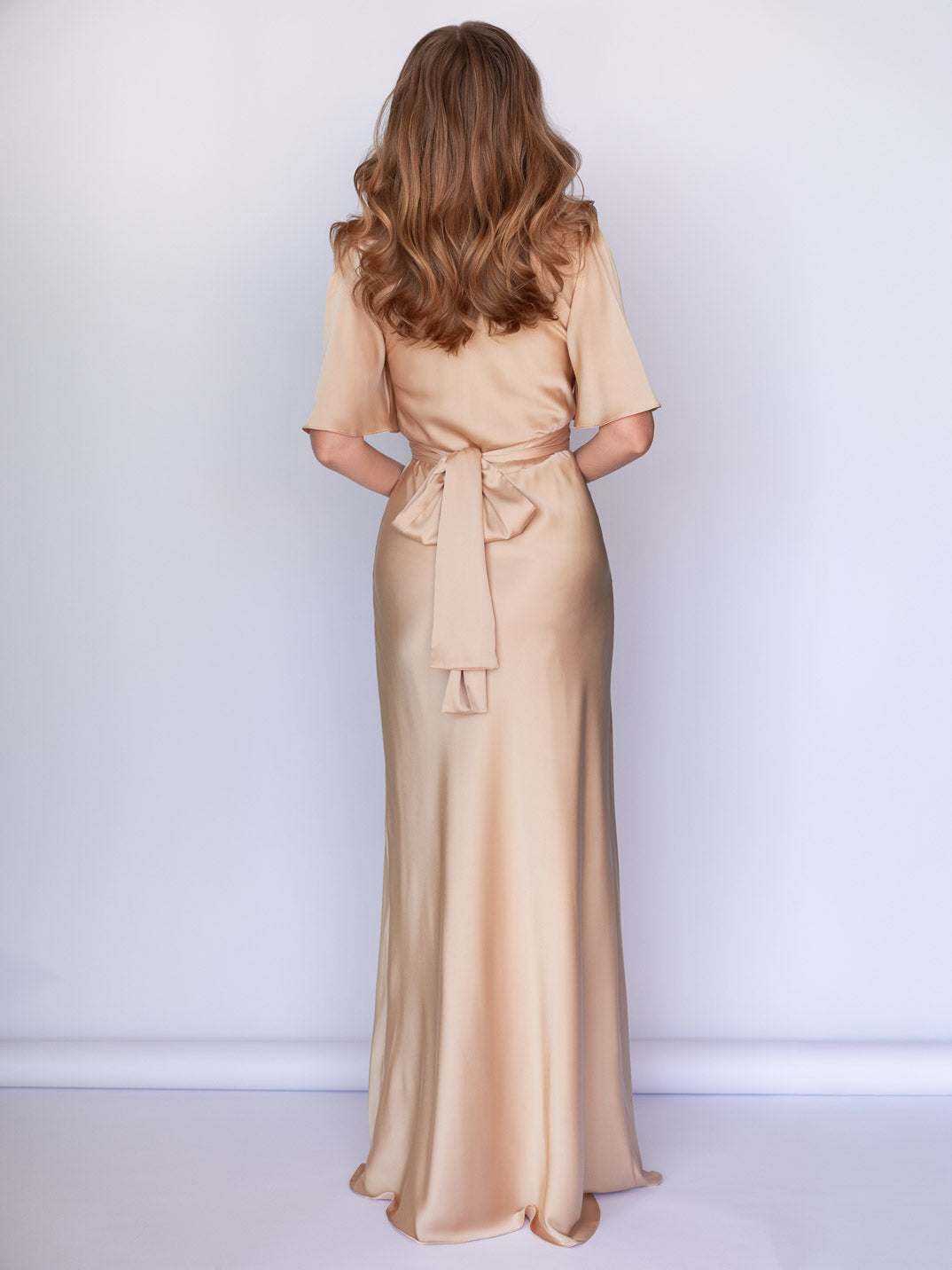 Шовкова довга сукня з поясом в кольорі Champagne Gold