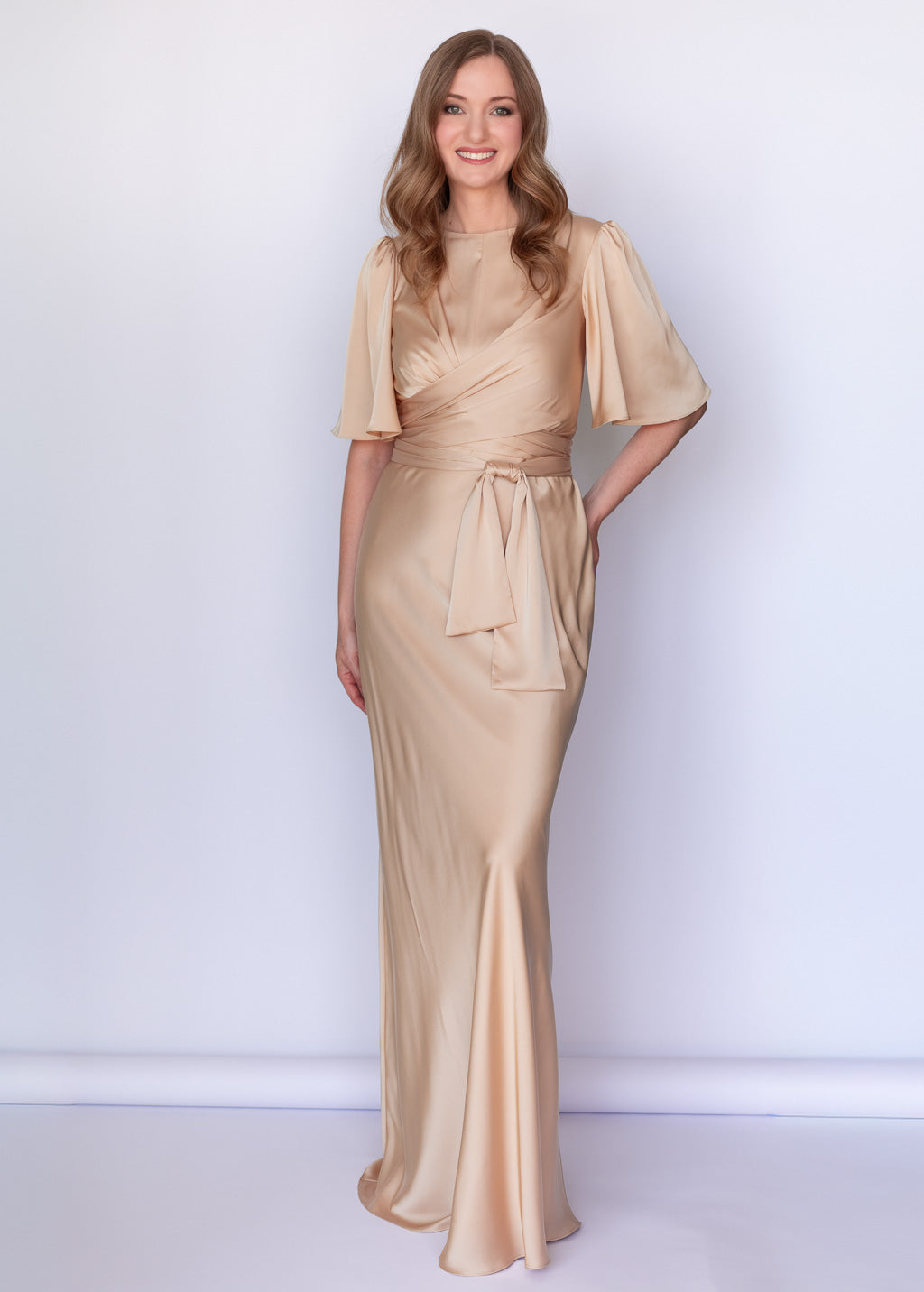 Шовкова довга сукня з поясом в кольорі Champagne Gold