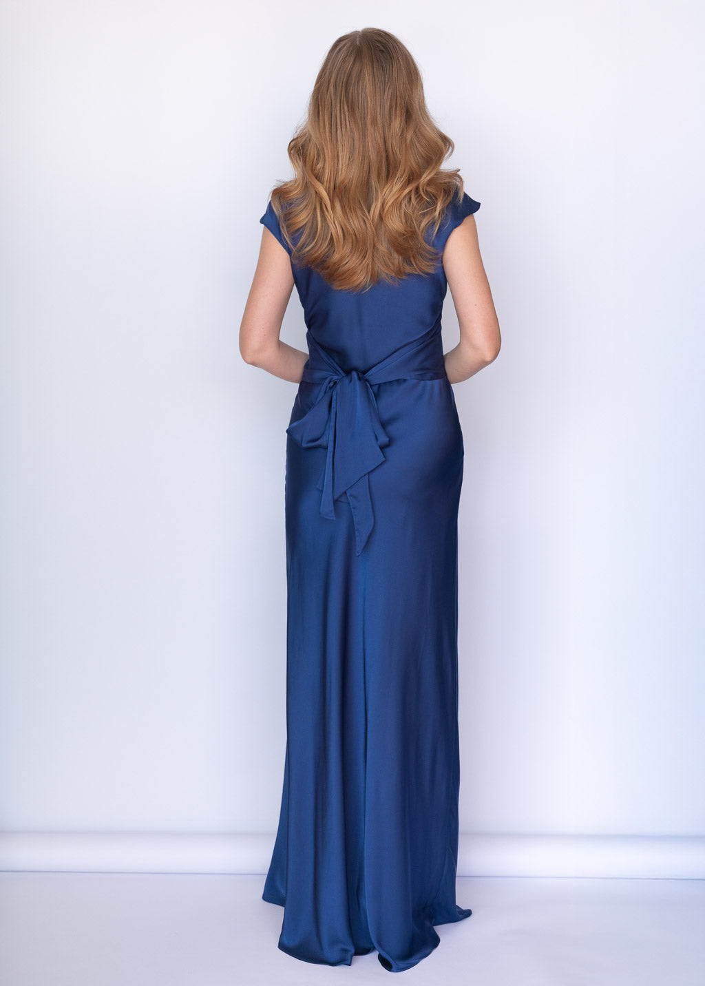Шовкова святкова сукня з поясом у кольорі Midnight Blue