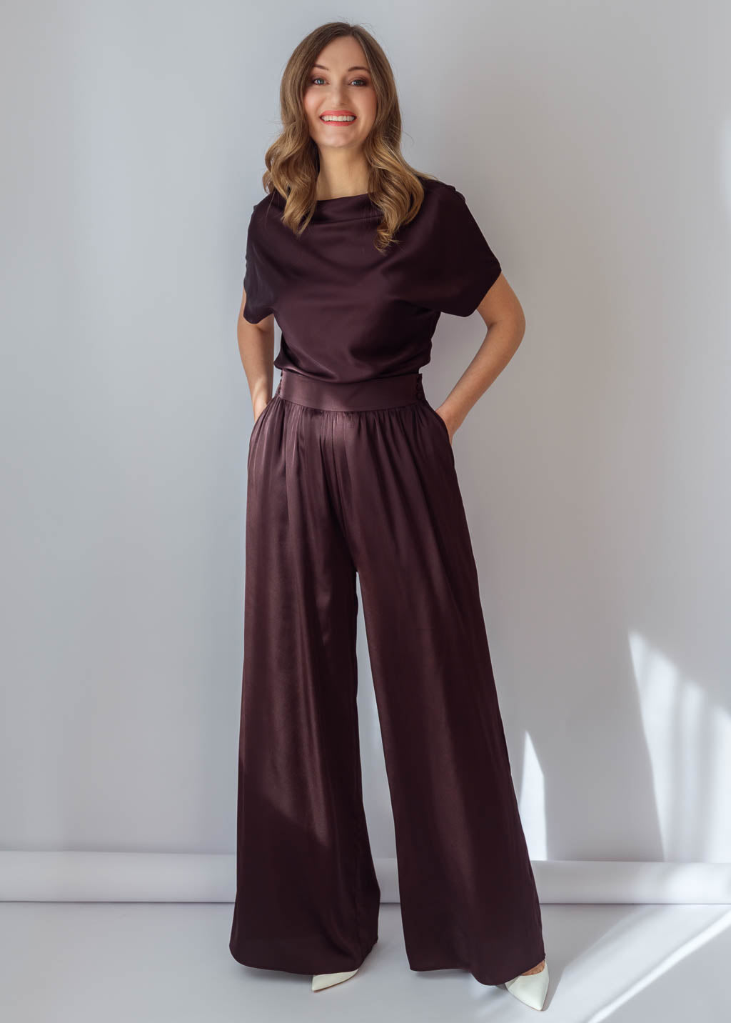 Шовкові брюки з блузою з коротким рукавом в кольорі Chocolate Brown