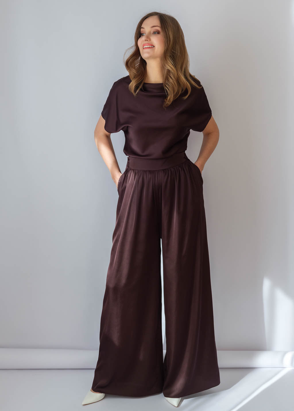 Шовкові брюки з блузою з коротким рукавом в кольорі Chocolate Brown