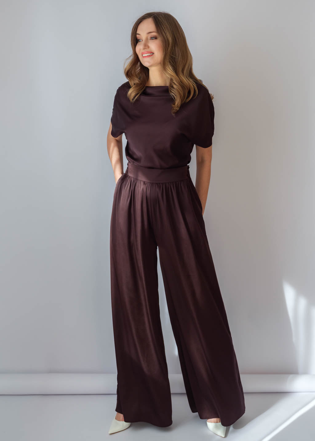 Шовкові брюки з блузою з коротким рукавом в кольорі Chocolate Brown