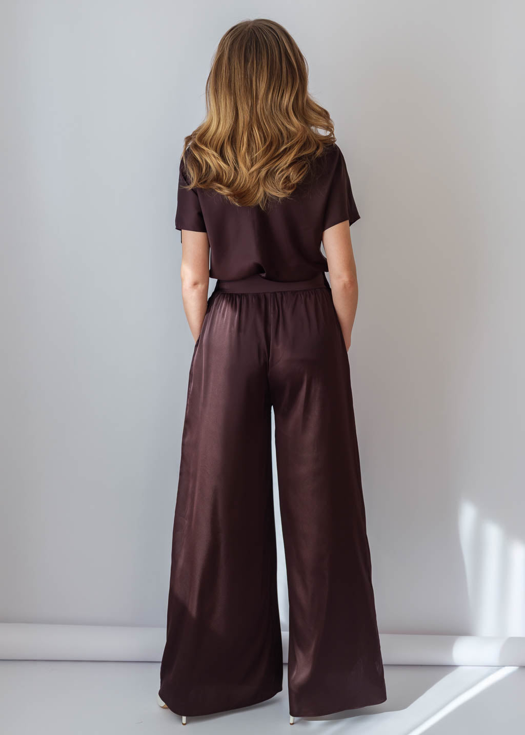Шовкові брюки з блузою з коротким рукавом в кольорі Chocolate Brown