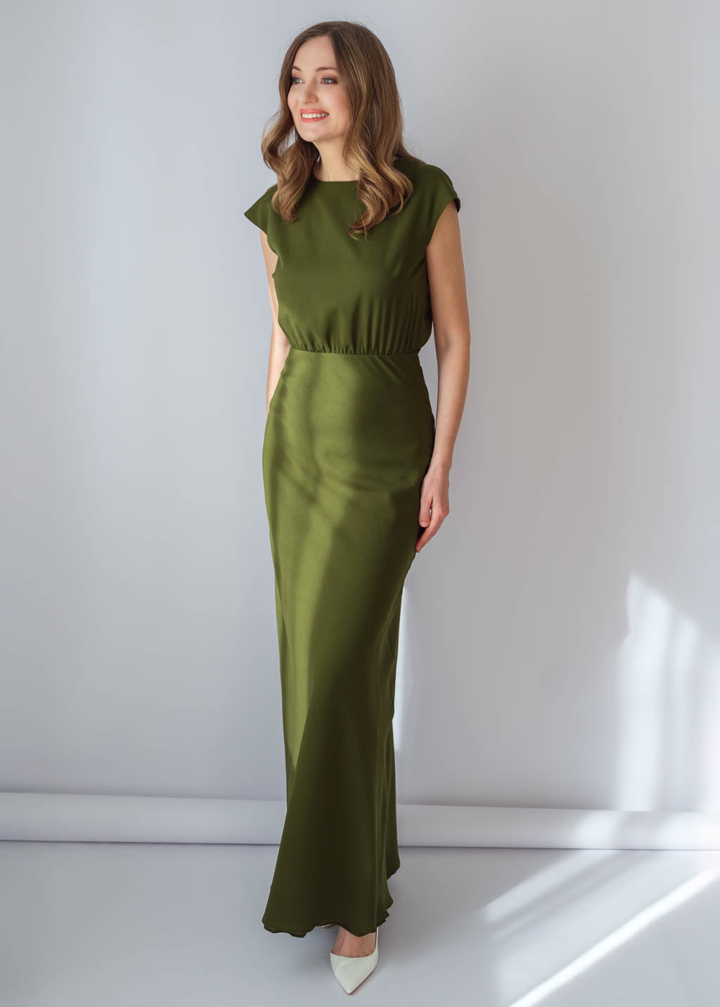 Шифонова довга сукня з кейпом в кольорі Olive Green