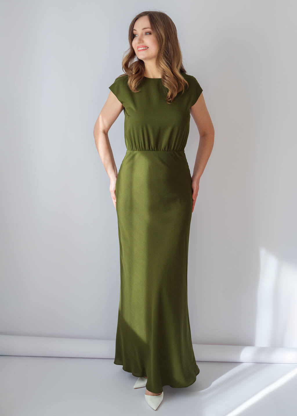 Шифонова довга сукня з кейпом в кольорі Olive Green