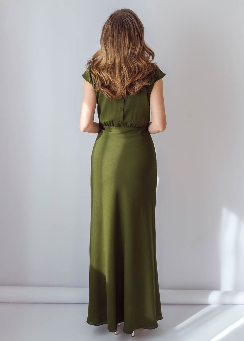 Шифонова довга сукня з кейпом в кольорі Olive Green