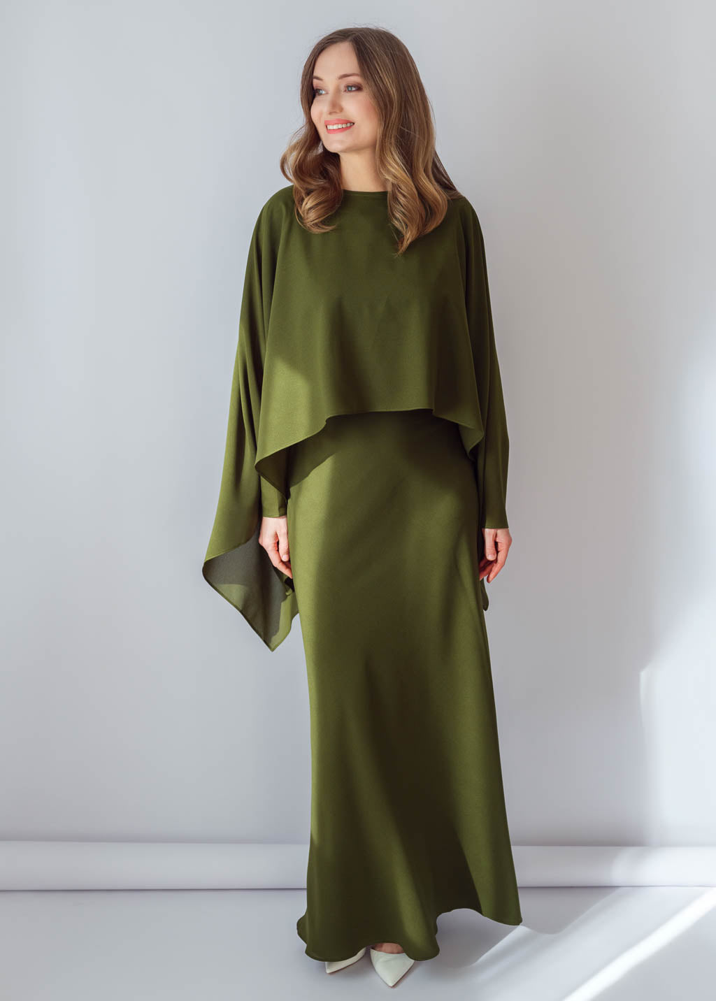 Шифонова довга сукня з кейпом в кольорі Olive Green