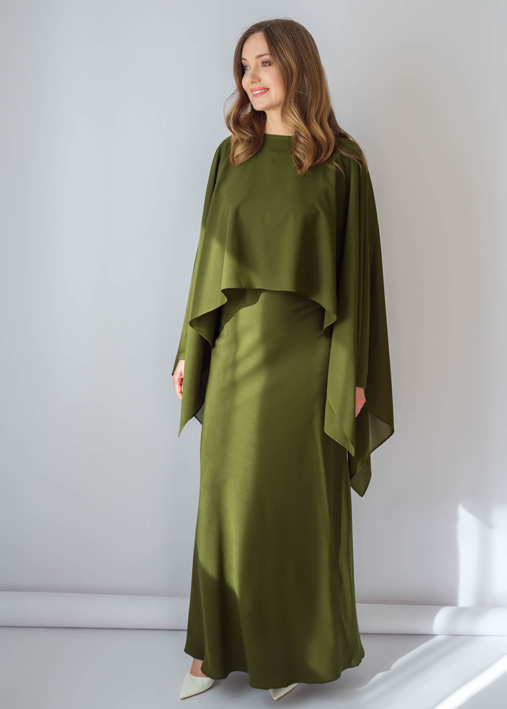 Шифонова довга сукня з кейпом в кольорі Olive Green