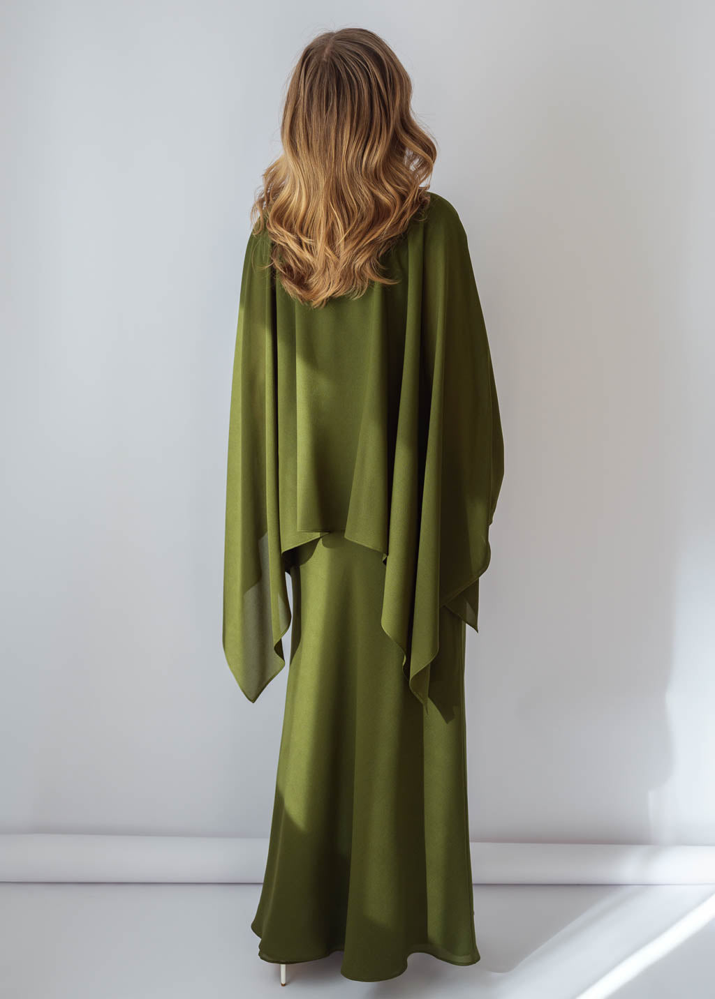 Шифонова довга сукня з кейпом в кольорі Olive Green