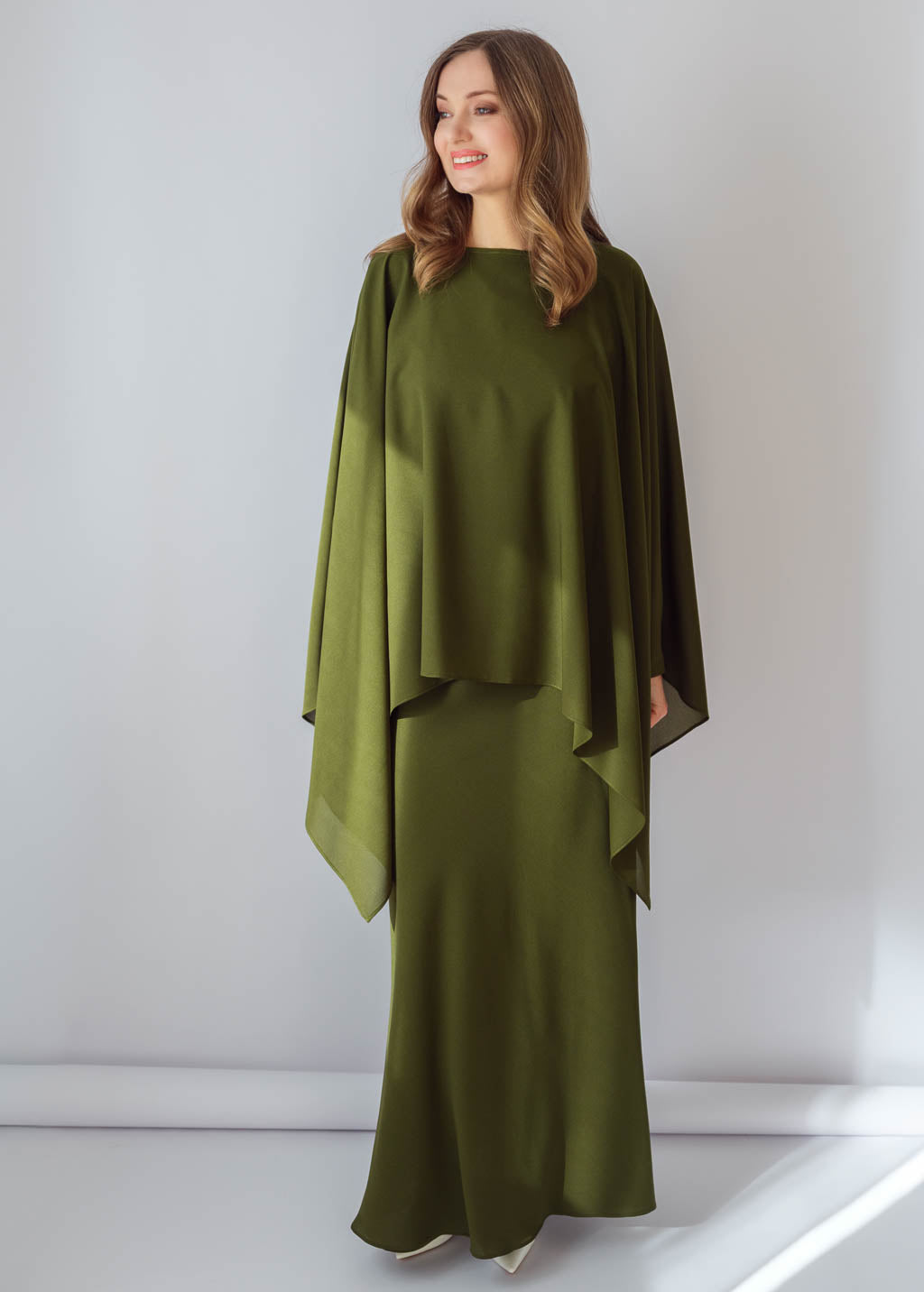 Шифонова довга сукня з кейпом в кольорі Olive Green