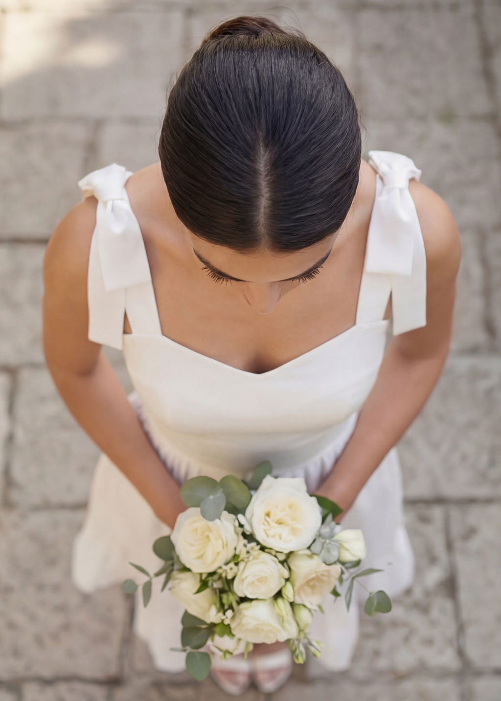 Романтична біла сатинова сукня