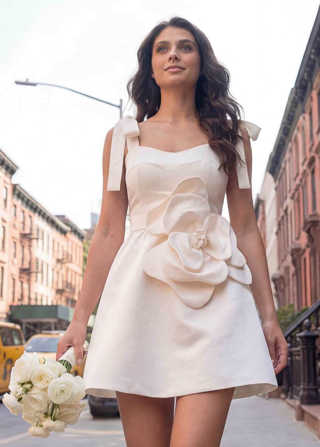 Романтична коротка сатинова сукня з квіткою