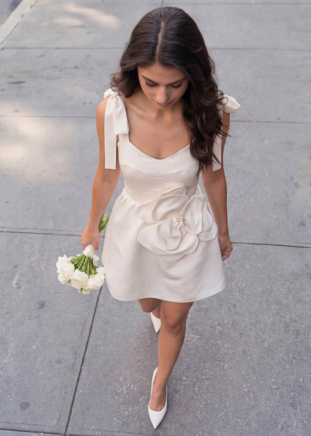 Романтична коротка сатинова сукня з квіткою