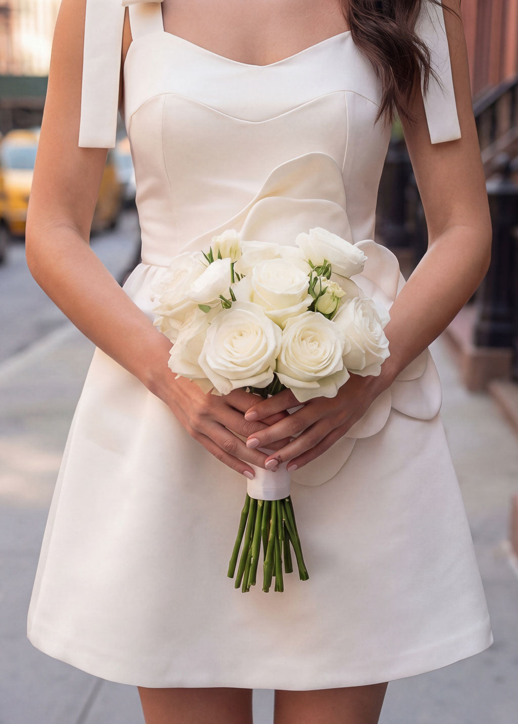 Романтична коротка сатинова сукня з квіткою