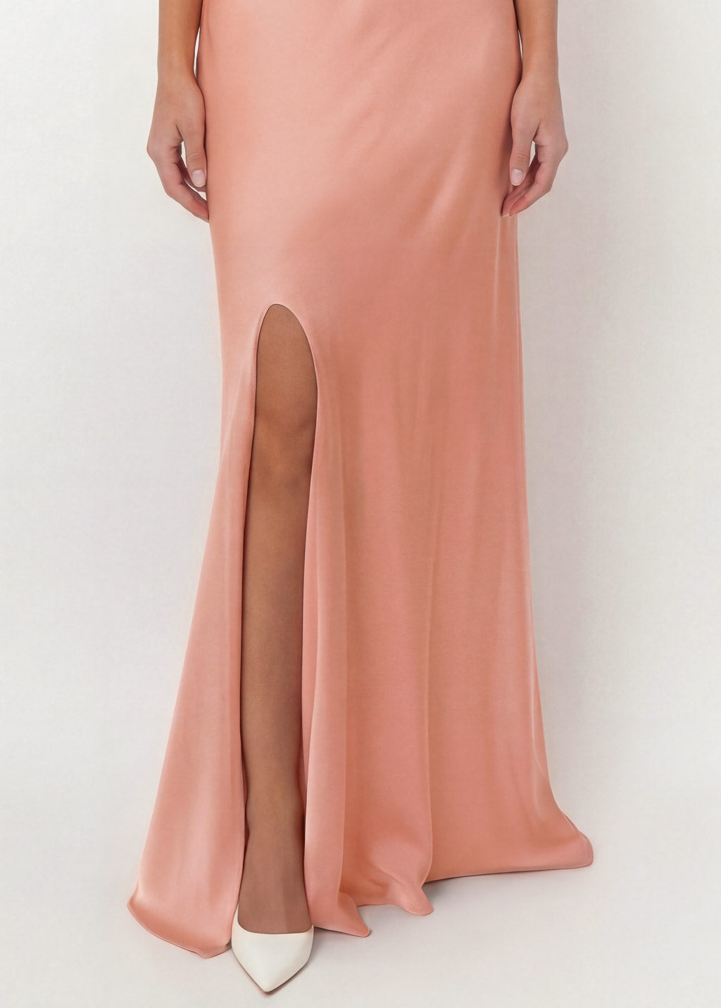 Шовкова святкова довга сукня з розрізом в кольорі Peach Fuzz