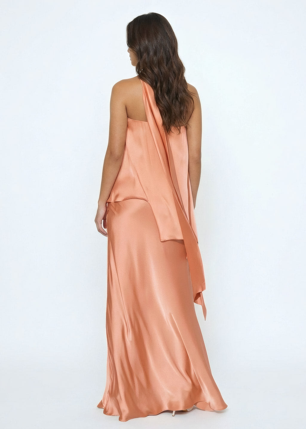 Шовкова святкова сукня з відкритими плечима та шарфом в кольорі Peach Fuzz