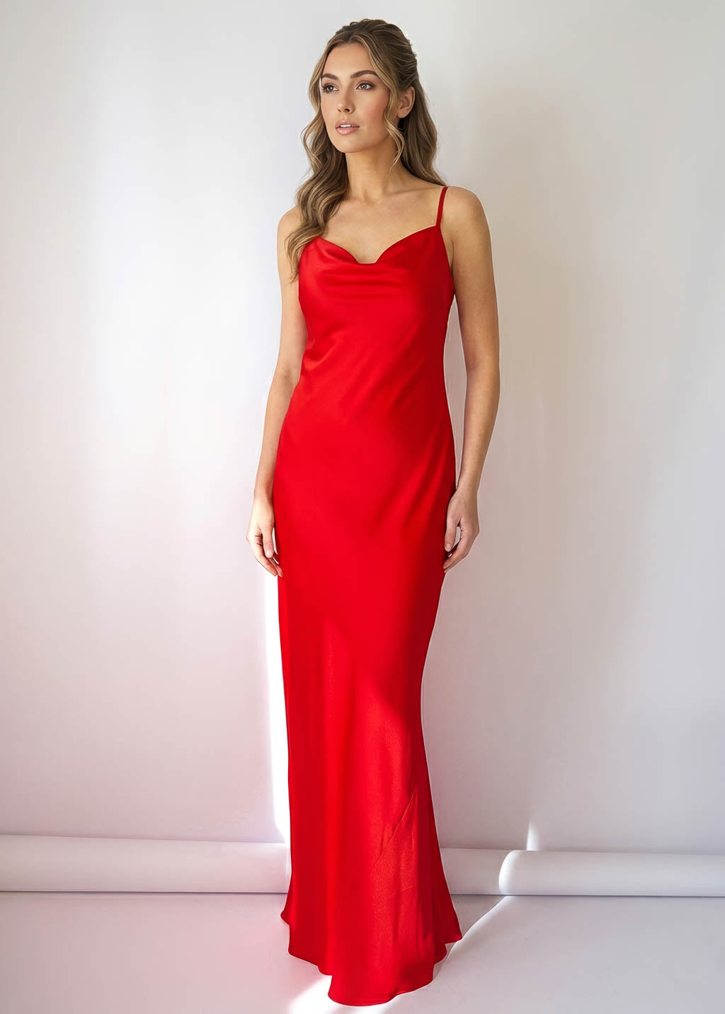 Шовкова довга сукня з поясом та квіткою в кольорі Red