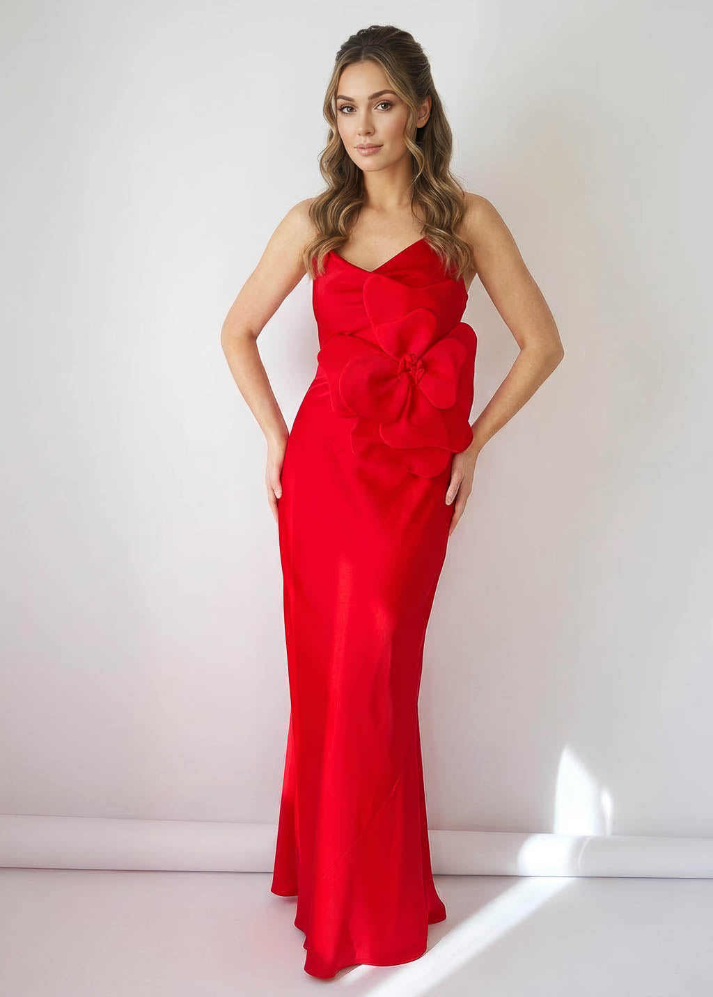 Шовкова довга сукня з поясом та квіткою в кольорі Red