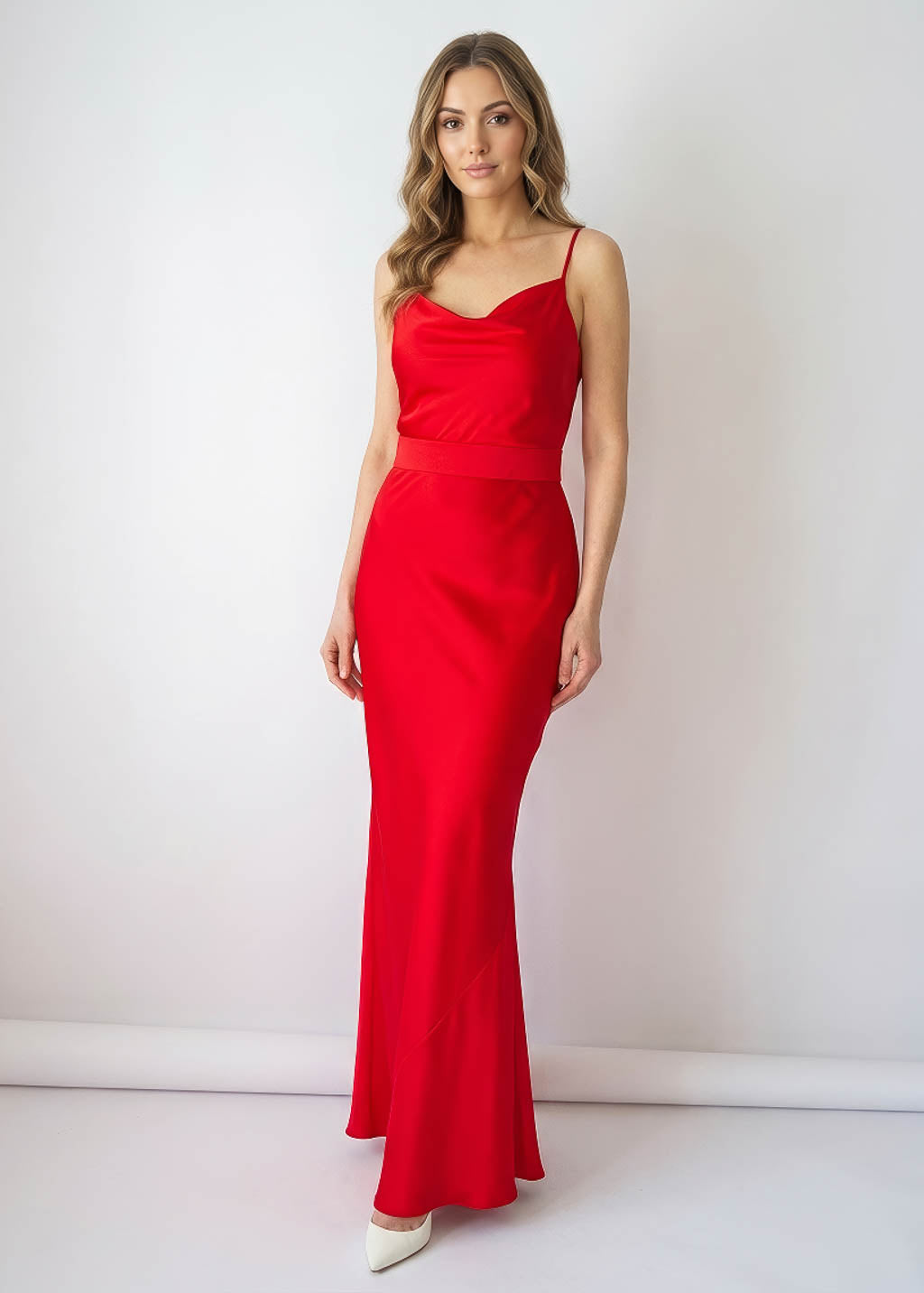 Шовкова довга сукня з поясом та квіткою в кольорі Red