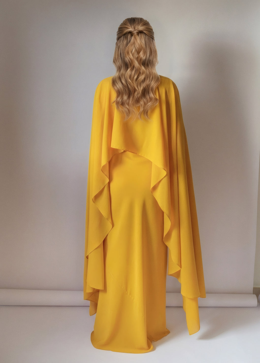 Романтична шифонова сукня з кейпом в кольорі Gold