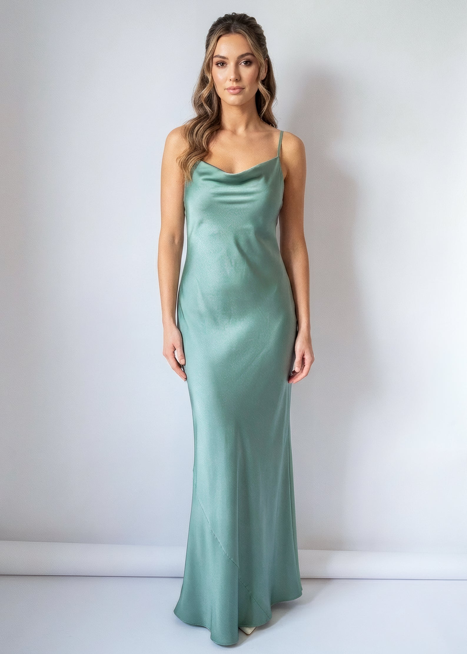 Шовкова довга сукня на тонких бретельках в кольорі Sage Green