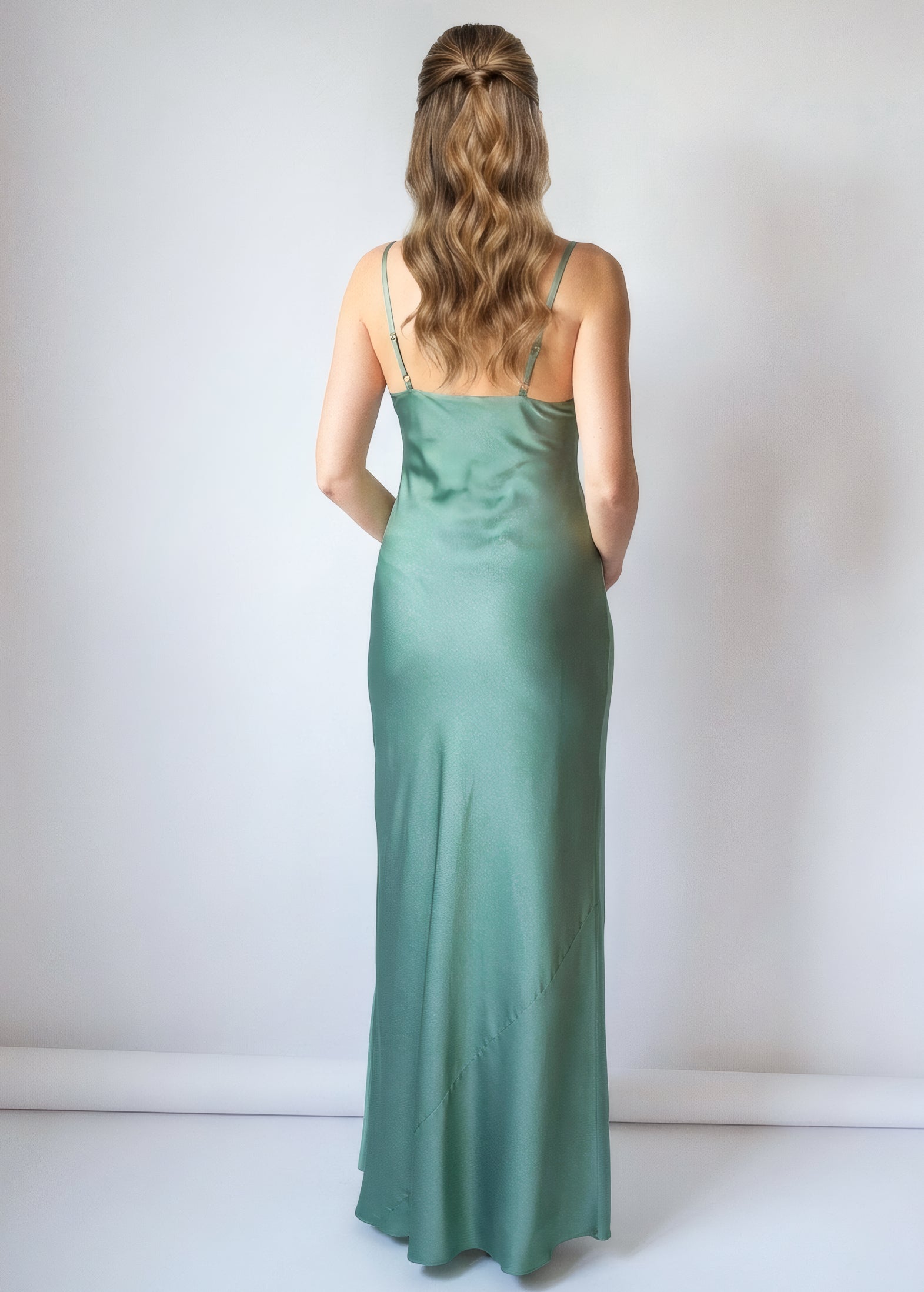 Шовкова довга сукня на тонких бретельках в кольорі Sage Green